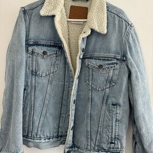 Levi’s Men’s Premium Sherpa Denim Jean Jacket size S, great condition